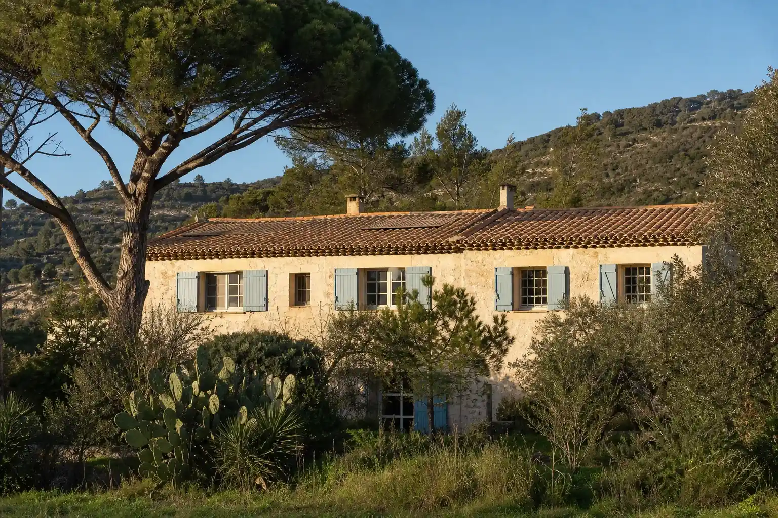 Façade provençale, toiture à faible pente et panneaux solaires peu visibles depuis la rue
