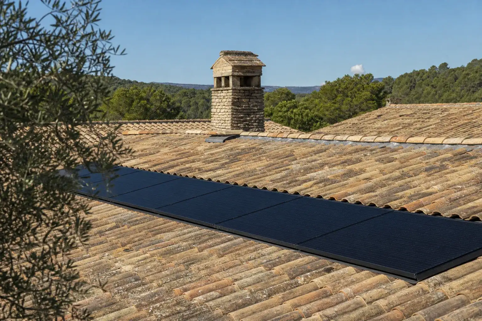 Toiture en tuile provençale à faible pente, panneaux solaires posés en intégration discrète