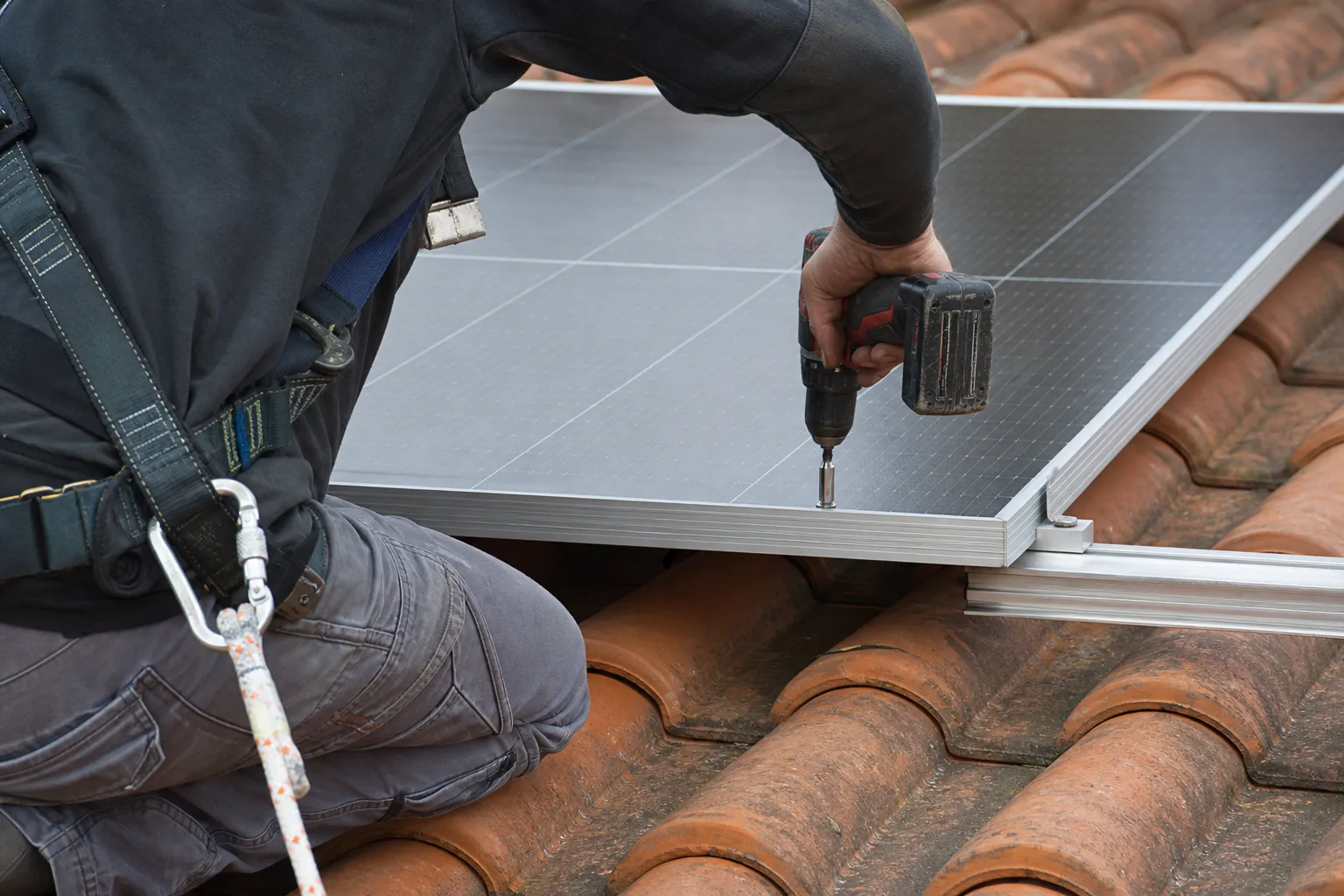 Fixation d’un panneau solaire sur ses rails de montage, pose sécurisée sur toiture