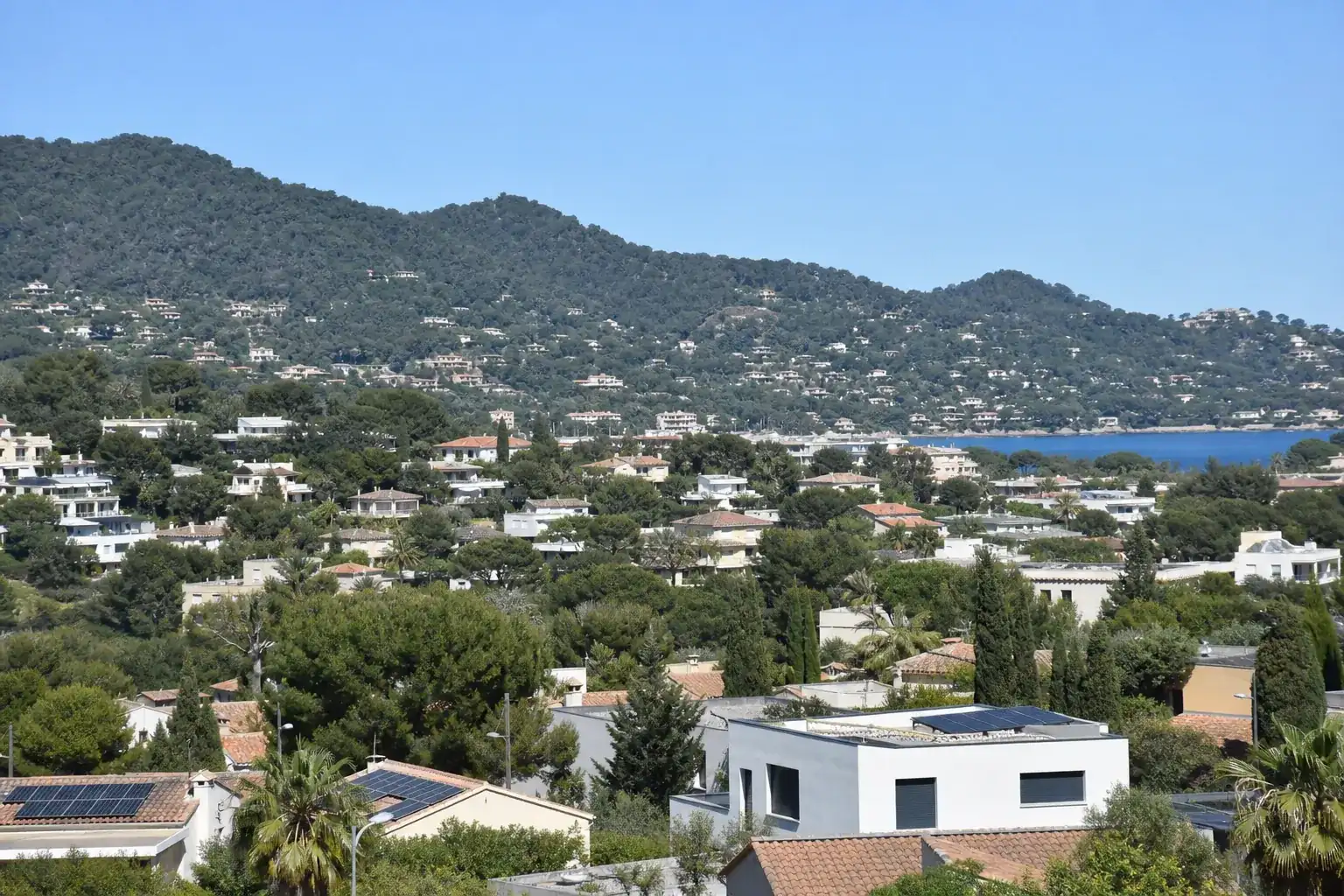Quartier résidentiel du littoral varois, plusieurs toitures équipées de panneaux solaires